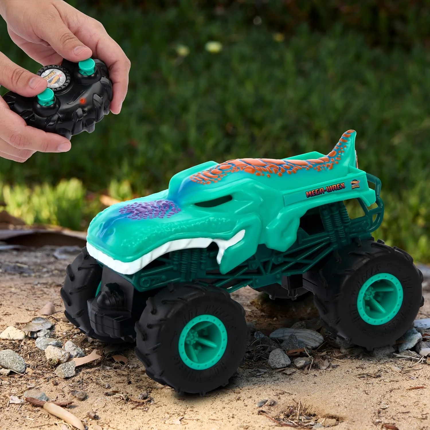 ماشین کنترلی غول پیکر Mega-Wrex Hot Wheels در مقیاس 1:24 با لاستیک های مناسب تمام سطوح، قابلیت انجام حرکات تک چرخ