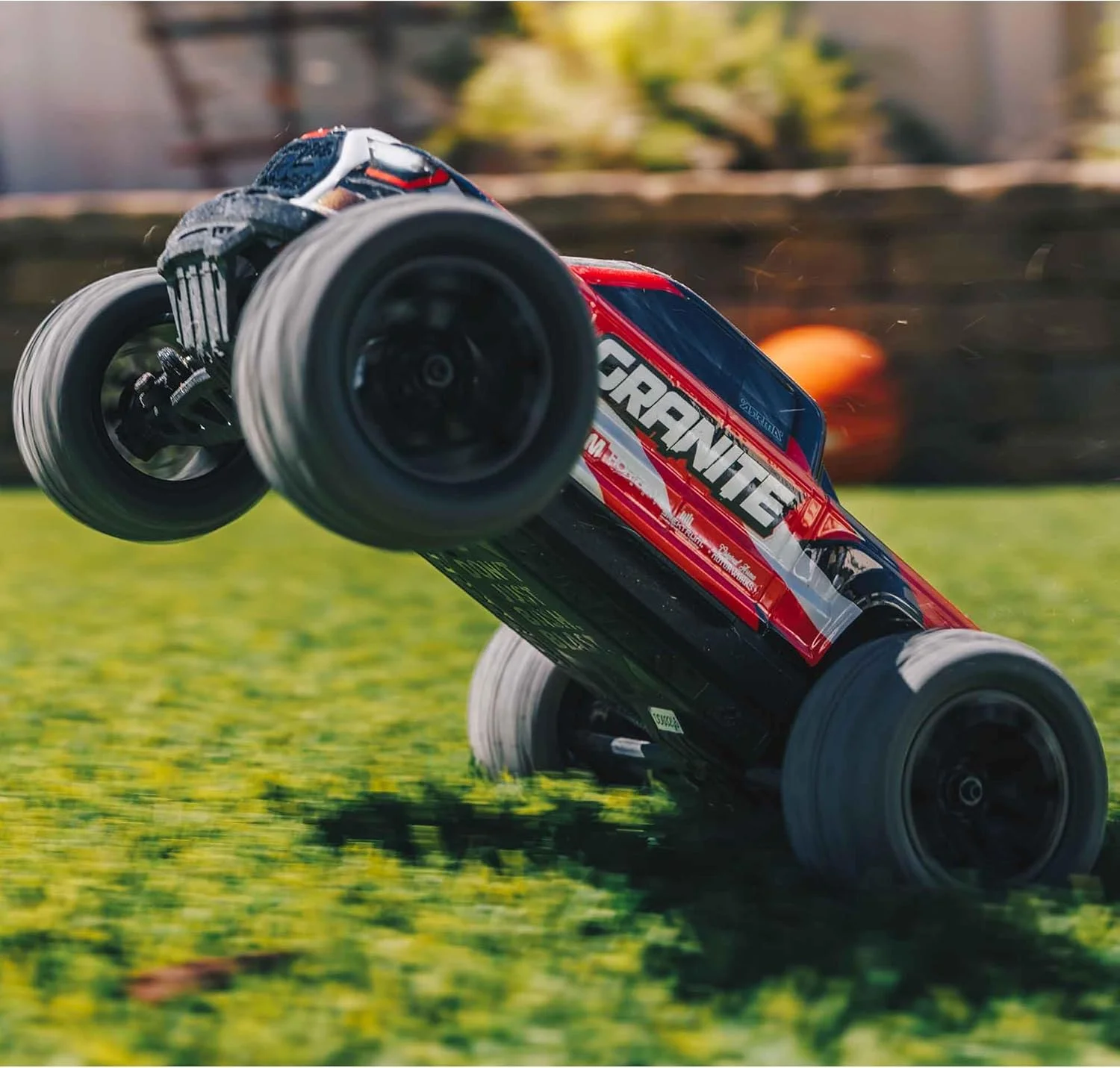 ماشین کنترلی آر اِی آر ام آ مدل گرانیت گروم ARA2102T2، مقیاس 1/18، موتور براشلس، سرعت بالای 30 کیلومتر بر ساعت، به همراه باتری و لوازم جانبی، قرمز