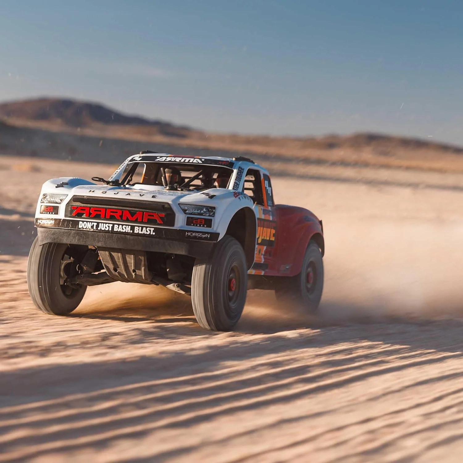 ماشین آرسی کامیون صحرایی ARRMA Mojave 4X4 4S BLX مقیاس 1/8 RTR (باتری و شارژر شامل نمی شود)، سفید/قرمز ARA4404T1