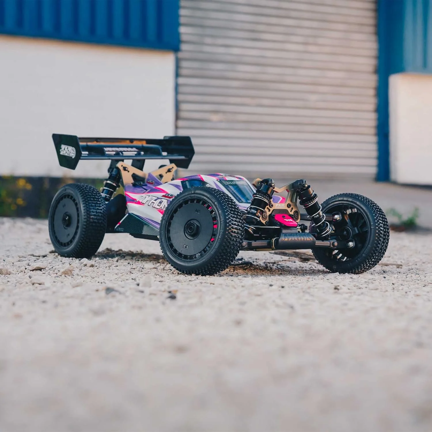 اسکوتر ARRMA ARA8306 TLR تیون شده تایفون 1/8 4WD (صورتی/بنفش)، چند رنگ. بدنه پرداخت شده مسابقه ای با قطعات TLR-Tuned، شاسی و برج های شوک آلومینیومی 7075 T6 بادوام، خروجی های دیفرانسیل و اجزای داخلی جعبه دنده تمام فلزی