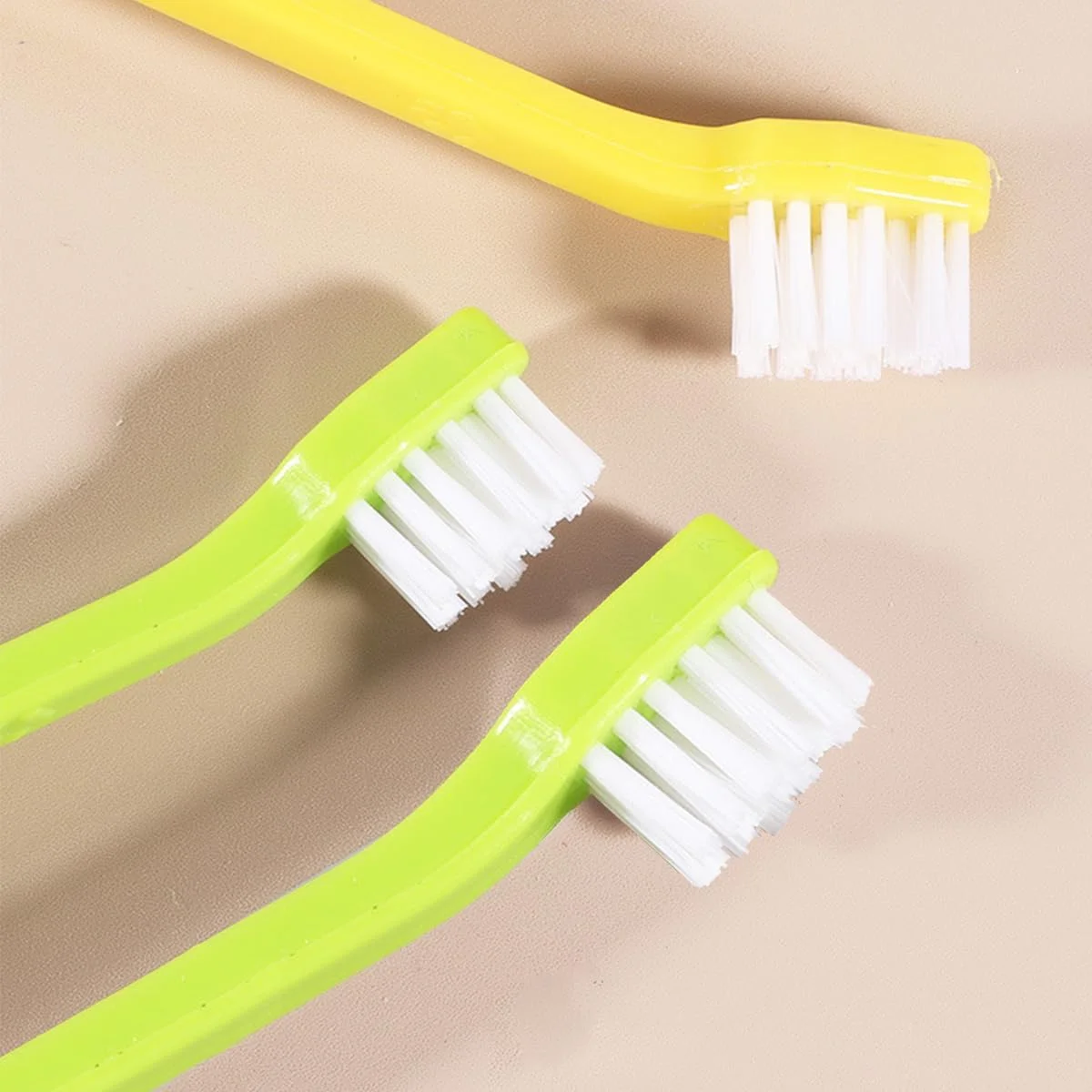 مجموعه ۱۲ عددی مسواک سگ و گربه، شامل ۱۰ عدد مسواک دو سر با دسته بلند و ۲ عدد مسواک کوچک برای تمیز کردن دندان، مناسب برای مراقبت از دندان توله سگ و گربه