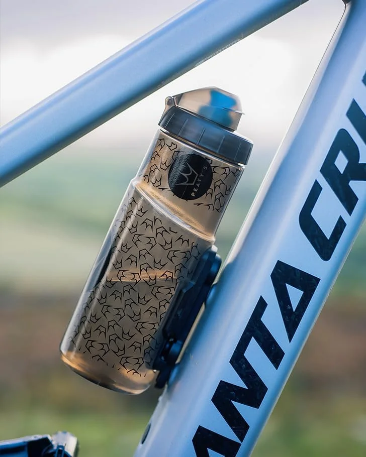 بطری آب 600 میلی لیتری دوچرخه Peaty's x Fidlock Lockin Magnetic به همراه پایه، بطری های نوشیدنی دوچرخه، لوازم جانبی دوچرخه سواری برای کوهستان و دوچرخه سواری، جایگزین ممتاز برای قفس، چرخش و رهاسازی - Mountain Clear