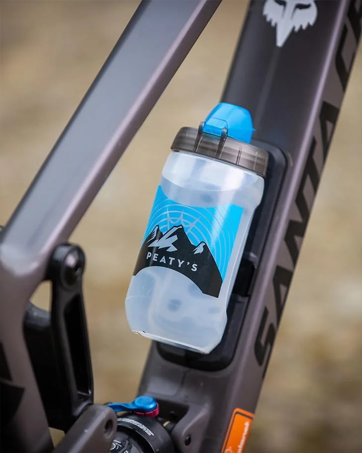 قمقمه آب دوچرخه 450 میلی لیتری Peaty's x Fidlock Lockin Magnetic به همراه پایه، قمقمه های نوشیدنی دوچرخه، لوازم جانبی دوچرخه سواری برای دوچرخه سواری کوهستانی و شهری، جایگزین ممتاز برای قفس، چرخش و رهاسازی - Sunrise Clear قمقمه آب دوچرخه 450 میلی لیتری Peaty's x Fidlock Lockin Magnetic به همراه پایه، قمقمه های نوشیدنی دوچرخه، لوازم جانبی دوچرخه سواری برای دوچرخه سواری کوهستانی و شهری، جایگزین ممتاز برای قفس، چرخش و رهاسازی - Sunrise Clear