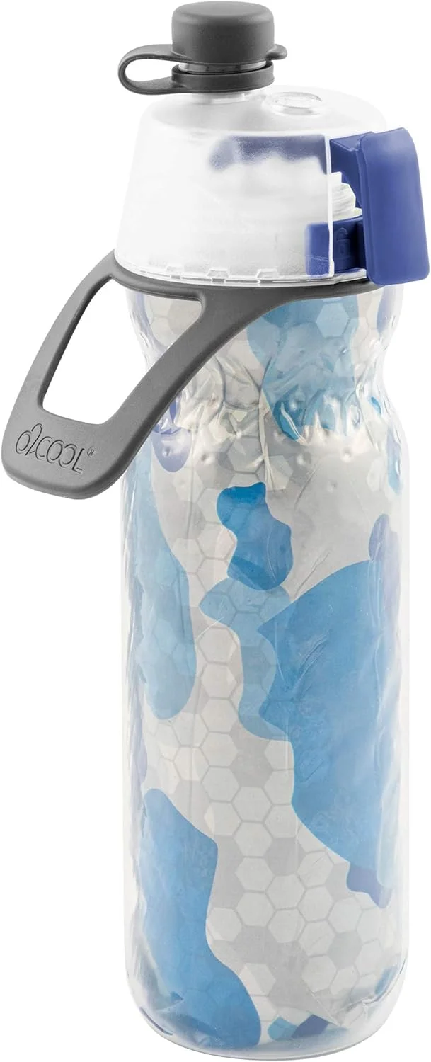 بطری آب پاششی O2COOL مدل Mist 'N Sip، بطری ورزشی چندبار مصرف با قابلیت دوگانه آب پاشی و نوشیدن، دارای دهانه بدون نشتی - 600 میلی لیتر (طرح استتار آبی)