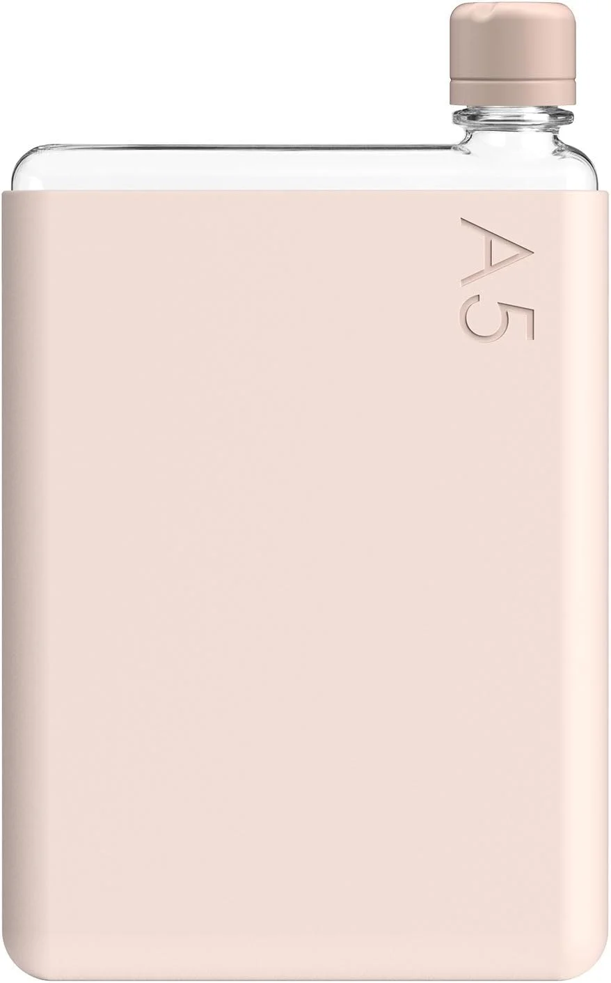 بسته بطری ممو مدل A5 (مرجانی کم رنگ) - 750 میلی لیتر - شامل بطری، روکش سیلیکونی و درب | بطری آب باریک برای کیف، کنار کتاب و لپ تاپ | تریتان فاقد BPA | مدرن و مینیمال