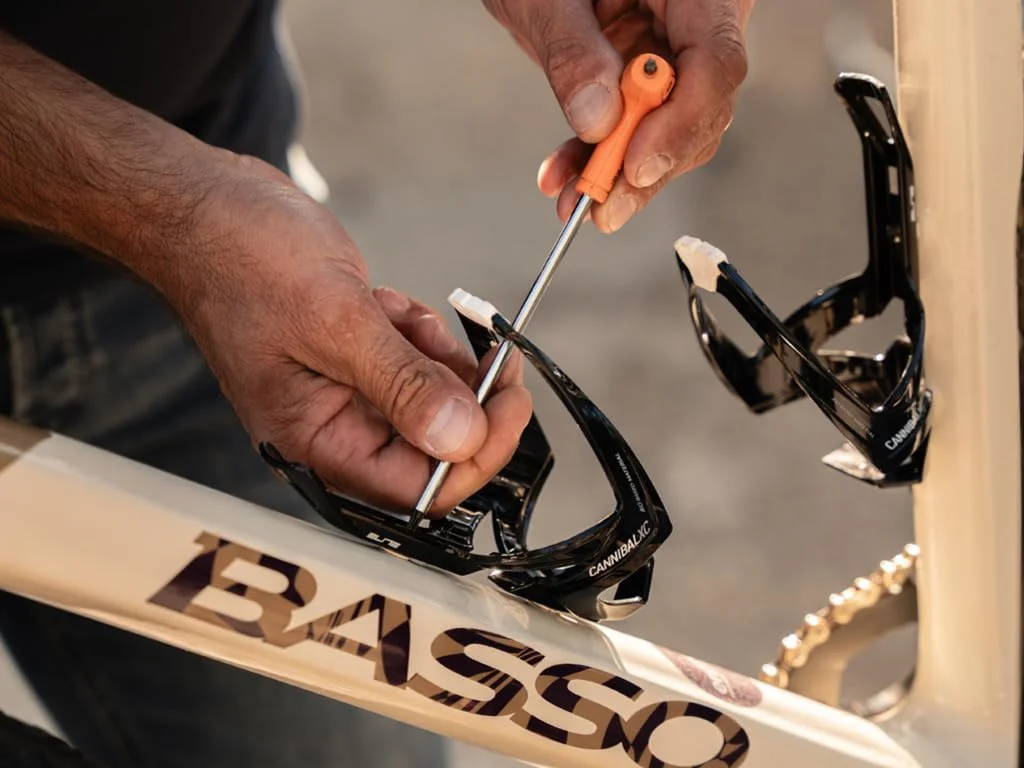 نگهدارنده قمقمه الیت مدل Cannibal XC، مشکی براق، طرح آبی - سبک و ایمن برای تمام مسیرها نگهدارنده قمقمه الیت مدل Cannibal XC، مشکی براق، طرح آبی - سبک و ایمن برای تمام مسیرها