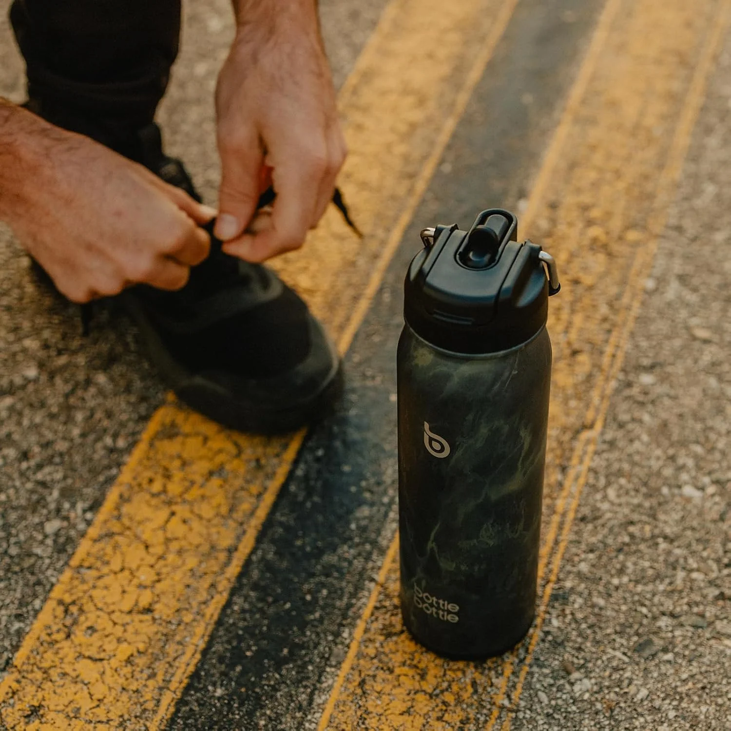 بطری آب ورزشی عایق استیل 24 اونسی با نی و درب قابل تنظیم و محفظه قرص روزانه (سنگ مشکی)