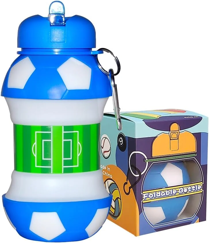 بطری آب فوتبال آبی و سفید - هدیه ای خاص برای پسران و دختران - بطری تاشو، ضد نشت و خنک برای کودکان - بدون BPA - 550 میلی لیتر