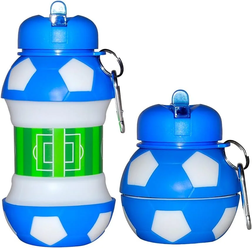 بطری آب فوتبال آبی و سفید - هدیه ای خاص برای پسران و دختران - بطری تاشو، ضد نشت و خنک برای کودکان - بدون BPA - 550 میلی لیتر