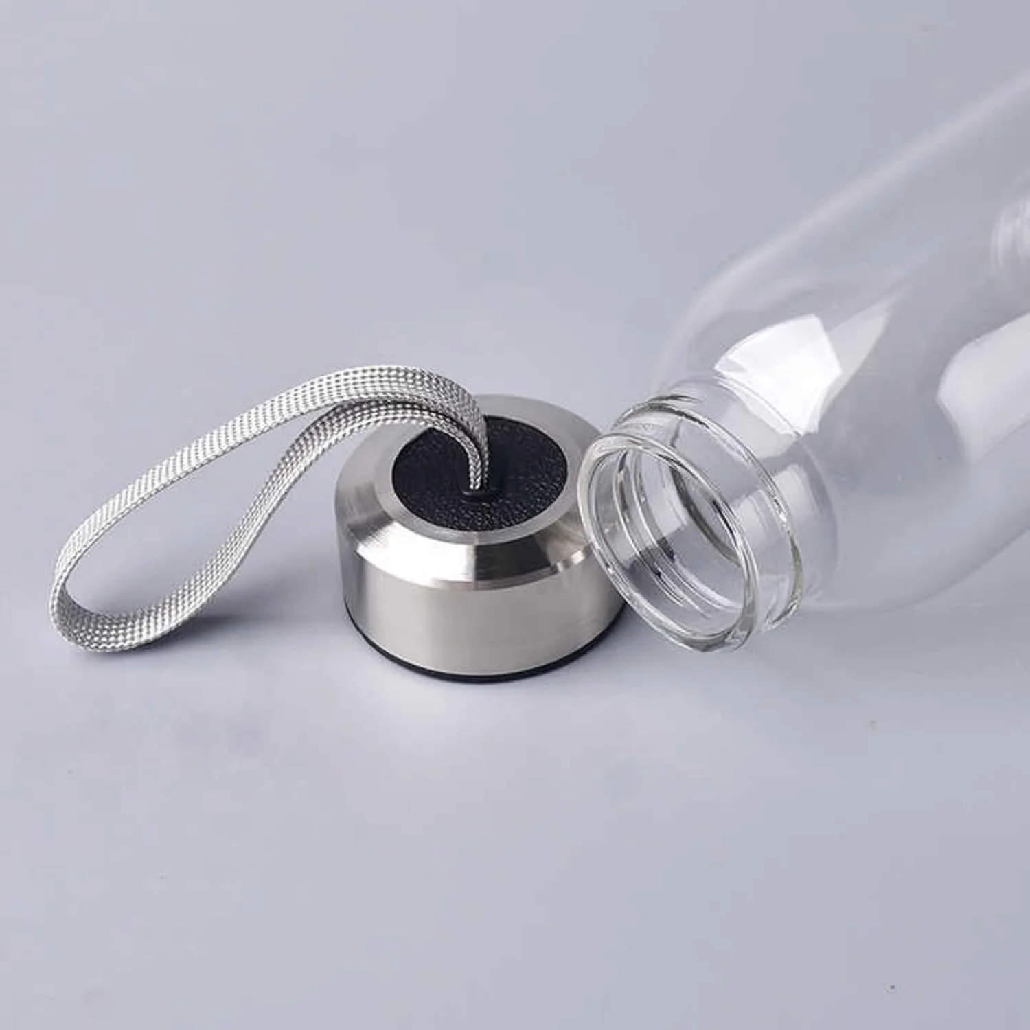 بطری آب شیشه ای کریستالی رنگارنگ، فنجان ورزشی کوارتز تیره با سنگ قیمتی در مرکز، فنجان انرژی منشوری برای تندرستی و شفای طبیعی