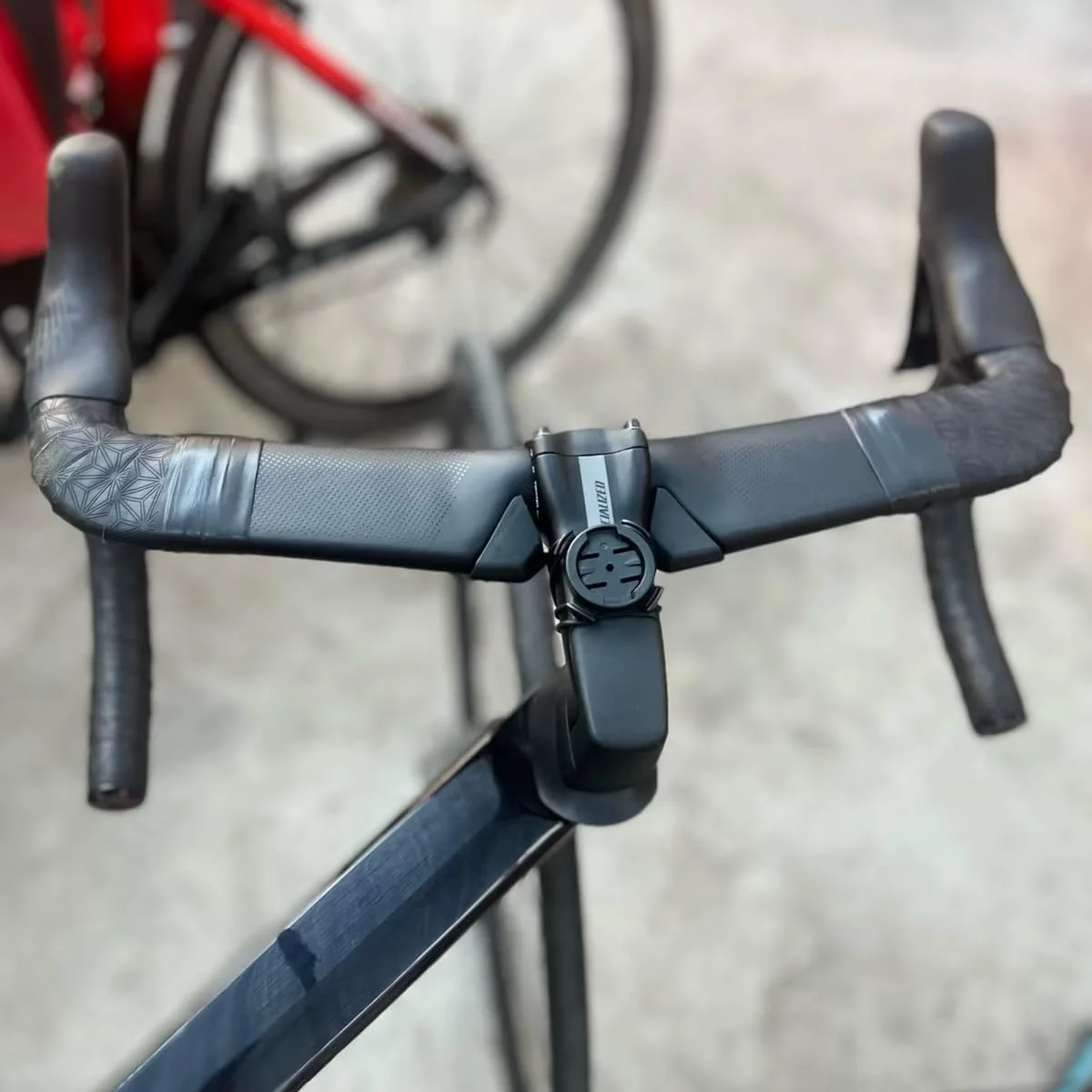 فرمان کربنی دوچرخه، فرمان آیرودینامیک، فرمان خمیده برای دوچرخه کورسی، دوچرخه شن، سایز 31.8 با مسیریابی داخلی 420 میلی متر فرمان کربنی دوچرخه، فرمان آیرودینامیک، فرمان خمیده برای دوچرخه کورسی، دوچرخه شن، سایز 31.8 با مسیریابی داخلی 420 میلی متر