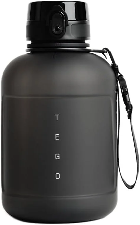 بطری آب TEGO Rise Tritan | درب قفل دار ایمن 1700 میلی لیتری | بادوام و مقاوم در برابر ضربه | بند مچی برای حمل آسان | نشانگر میزان آب | بطری آب برای باشگاه، دفتر، مسافرت