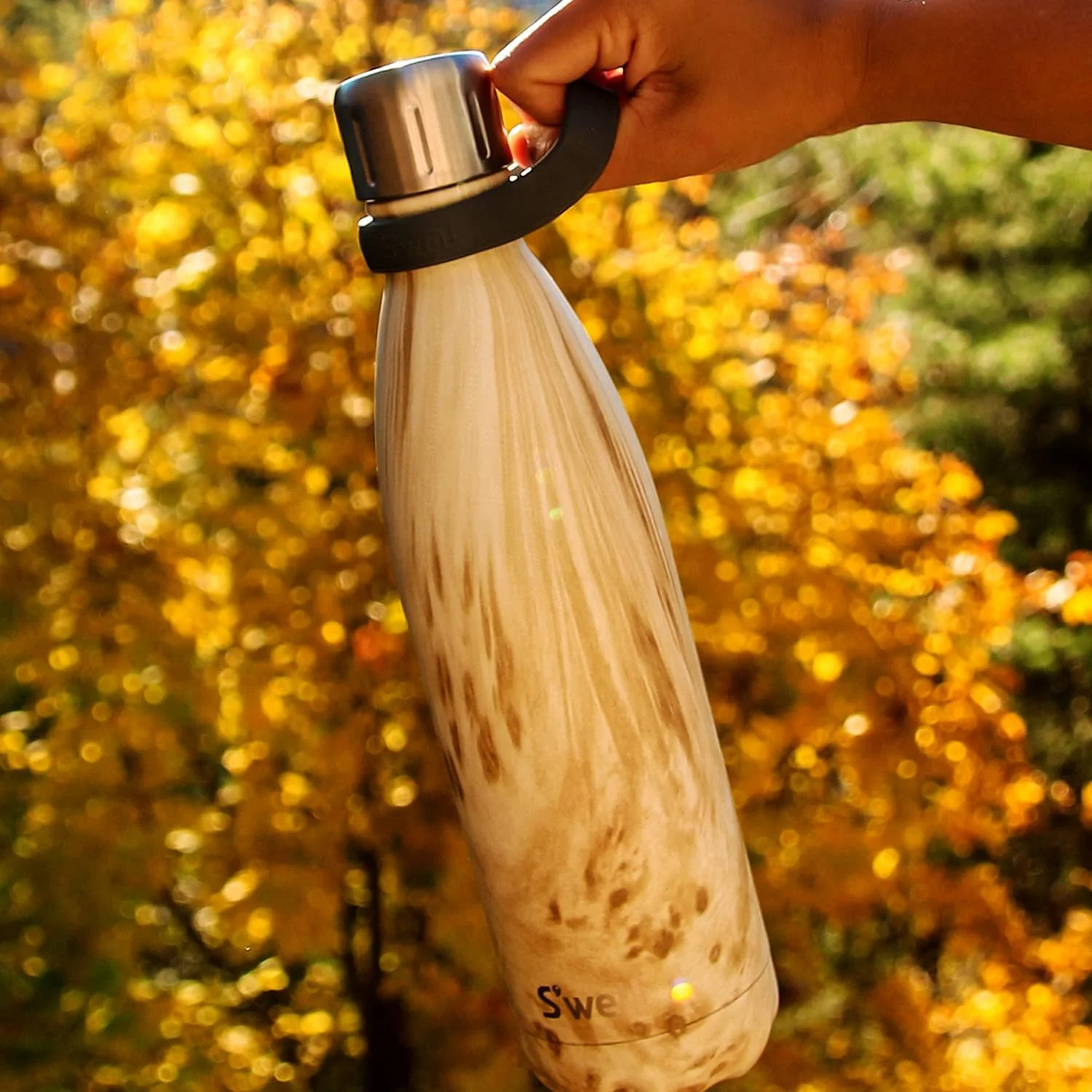 دستگیره بطری S'well، مناسب برای بطری های اصلی 266، 502 و 739 میلی لیتری، رنگ مشکی، حمل راحت در حال حرکت، دارای گیره سیلیکونی انعطاف پذیر، فاقد BPA دستگیره بطری S'well، مناسب برای بطری های اصلی 266، 502 و 739 میلی لیتری، رنگ مشکی، حمل راحت در حال حرکت، دارای گیره سیلیکونی انعطاف پذیر، فاقد BPA