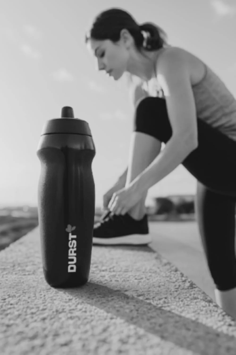 بطری آب ورزشی فشاری | بطری ارگونومیک و ضد نشت برای باشگاه، دوچرخه سواری، فوتبال و استفاده در فضای باز | بدون BPA، مشکی مات، 600 میلی لیتر | بطری آب بادوام و شیک برای کودکان و بزرگسالان