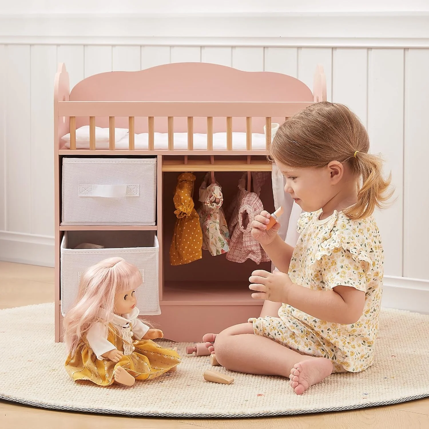 تخت خواب چوبی عروسک کودک OOOK، تخت عروسک و میز تعویض، مبلمان خانه عروسکی با دو جعبه ذخیره سازی، رختخواب و چوب لباسی، مجموعه بازی مهد کودک مناسب برای عروسک های زیر 22 اینچ، صورتی