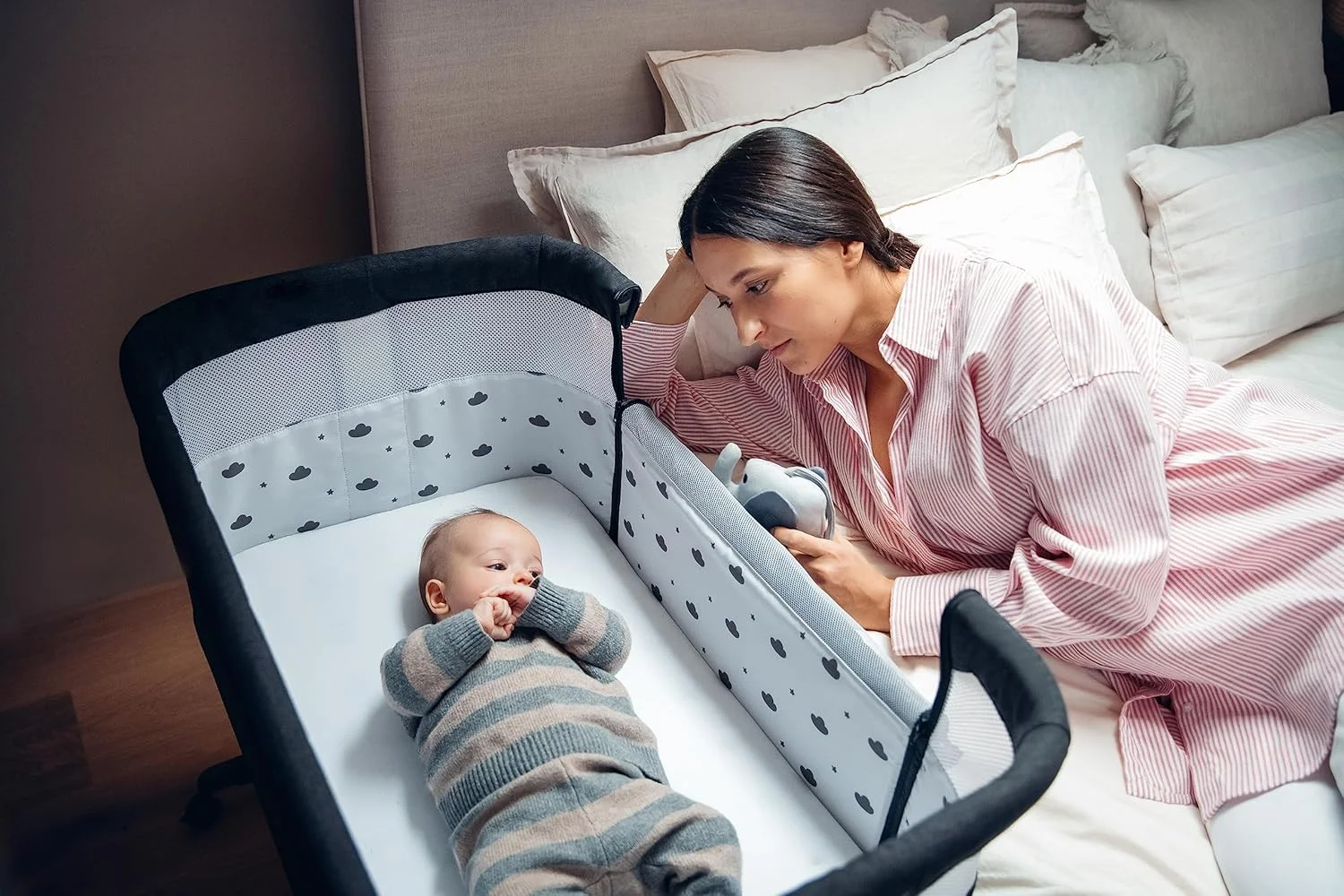 تخت کنار مادر چند منظوره مومی REVO، دارای 6 سطح تنظیم ارتفاع از 72 تا 82 سانتی متر