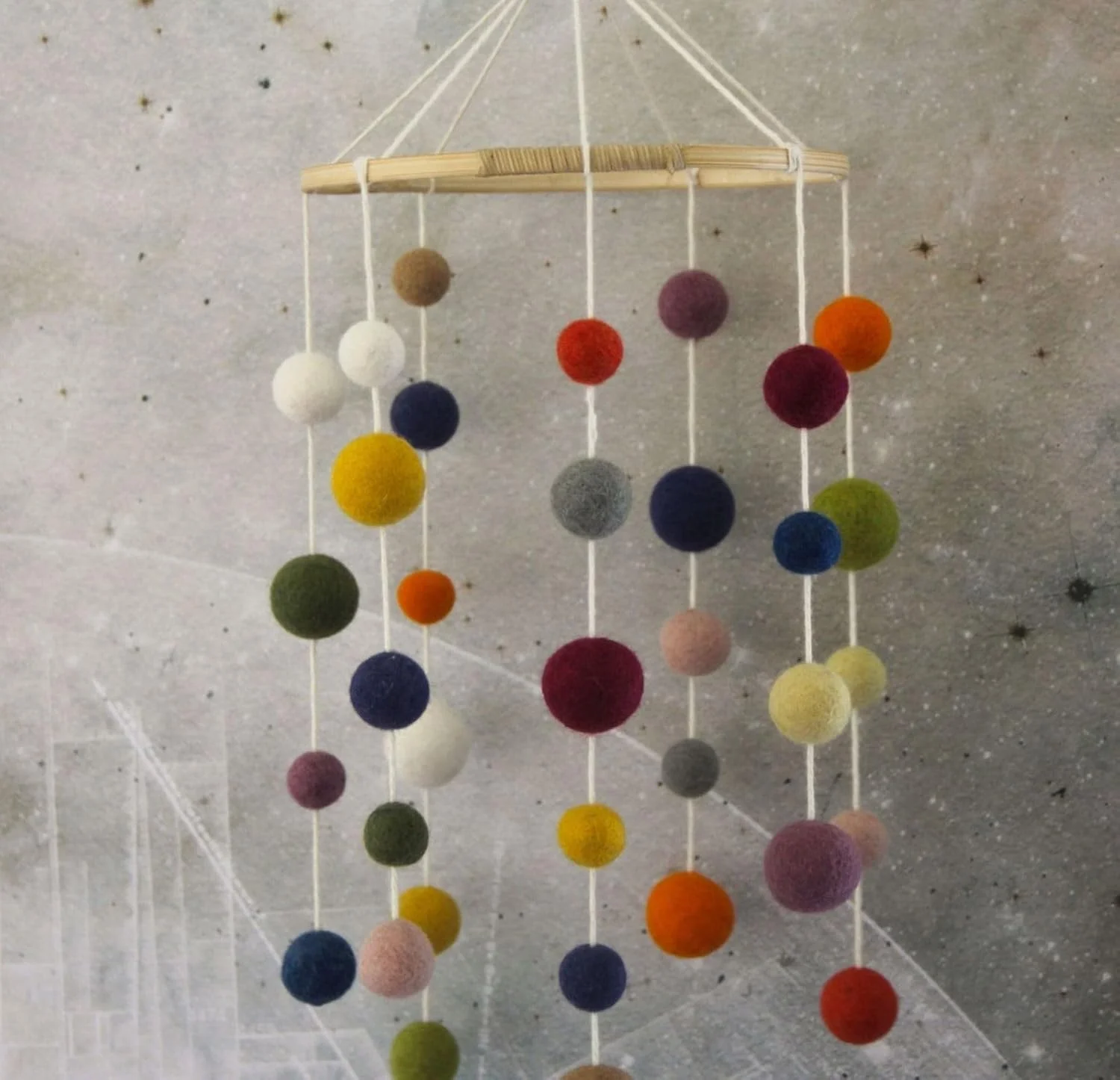 آویز نمدی دست ساز کودکانه Gry & Sif، رنگارنگ، مناسب دختران و پسران، قابل آویزان کردن بالای میز تعویض، تخت نوزاد و پارک بازی، رنگ های رنگارنگ