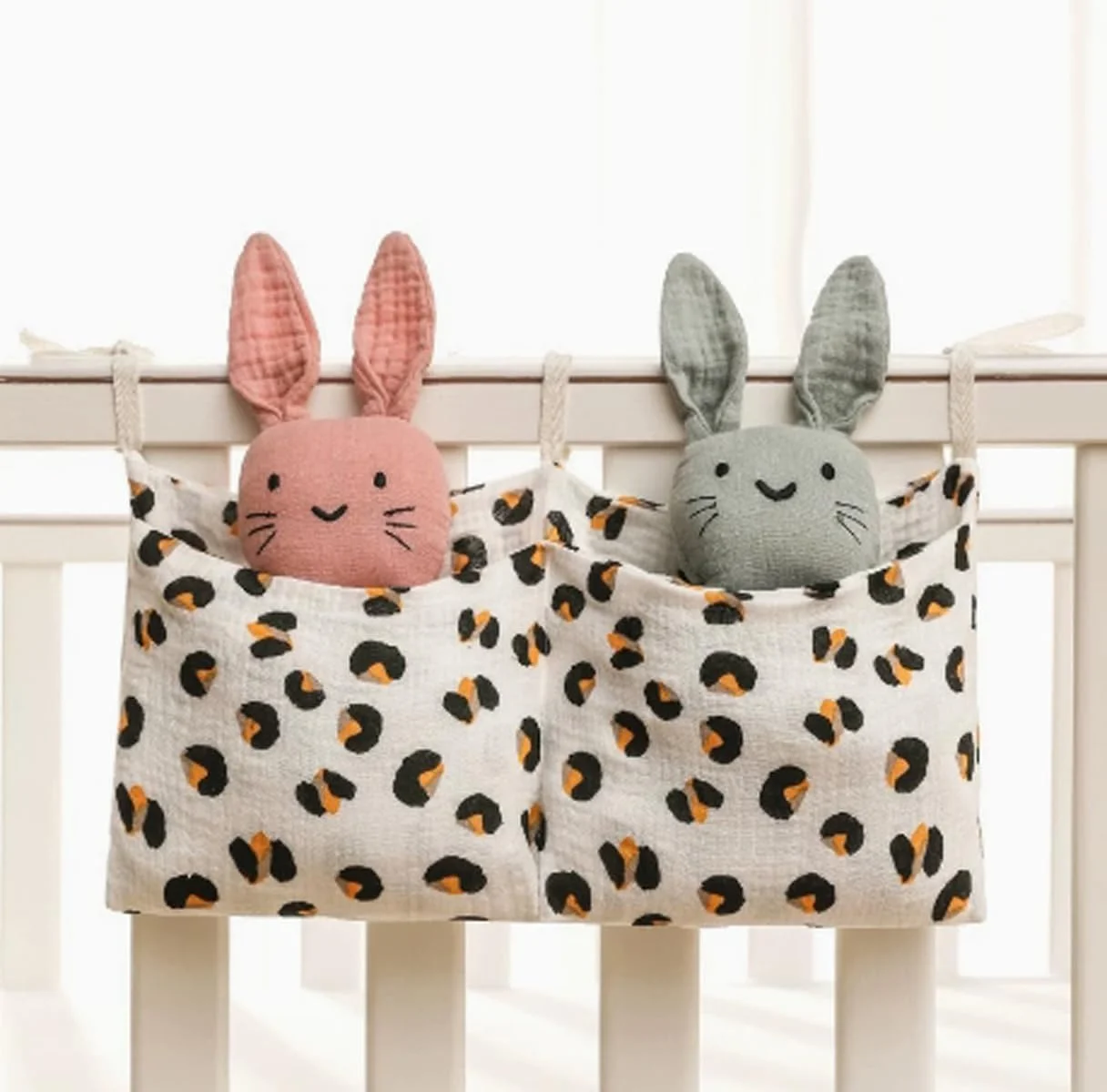 کیف آویز کنار تخت نوزاد، کیف پارچه ای موسلین، کیف اسباب بازی 38 × 18 سانتی متر، کیف آویز کاربردی برای دستمال، پوشک، پستانک و اسباب بازی، پنبه ای (سفید، خال های پلنگی)