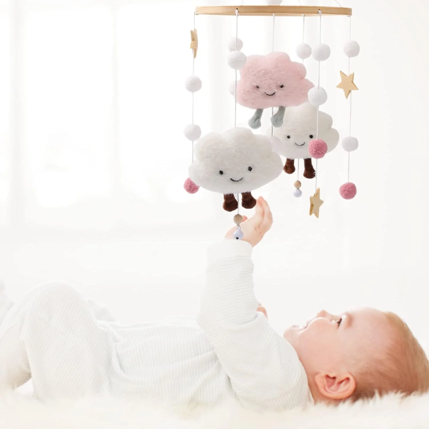 آویز تخت نوزاد کیان داریا با توپ های نمدی، ابرها و ستاره ها، آویز بافتنی چوبی اتاق نوزاد، آویز زنگ تخت نوزاد پسرانه و دخترانه برای آویزان کردن تخت نوزاد، میز تعویض، دکوراسیون صورتی