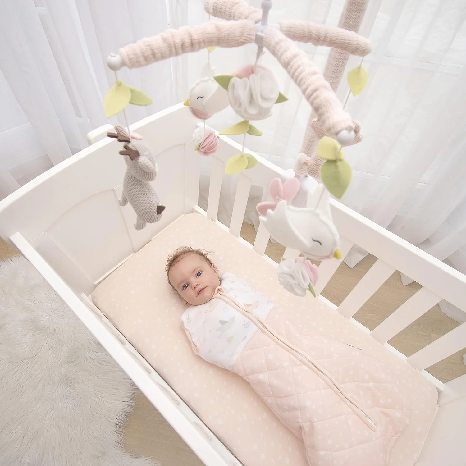 آویز موزیکال تخت نوزاد طرح پرندگان آوا Living Textiles | اسباب بازی تخت، شخصیت های بافتنی جنگلی، دکور اتاق کودک، آرامش بخش با 12 لالایی، اسباب بازی ضروری و عالی برای نوزادان پسر و دختر