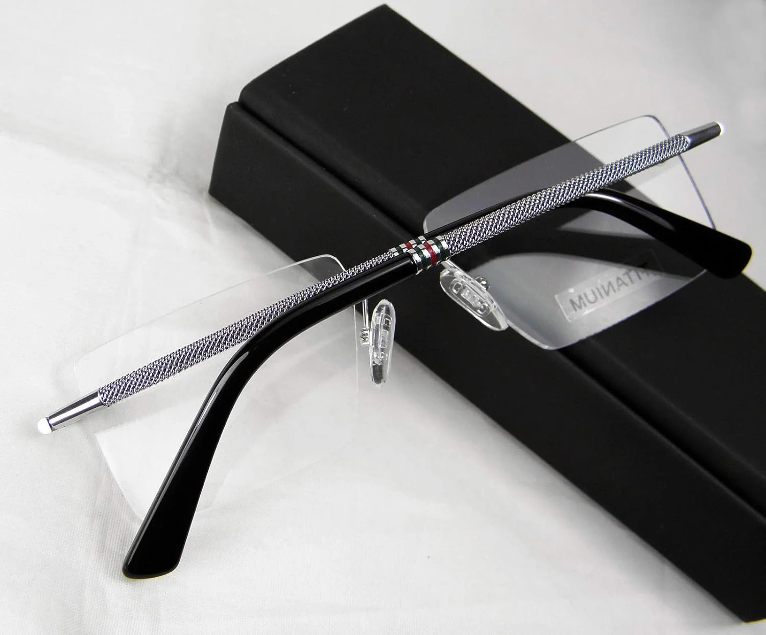 فریم عینک طبی بدون قاب دایره ای از جنس تیتانیوم خالص، سبک وزن، با فرم مربعی فریم عینک طبی بدون قاب دایره ای از جنس تیتانیوم خالص، سبک وزن، با فرم مربعی