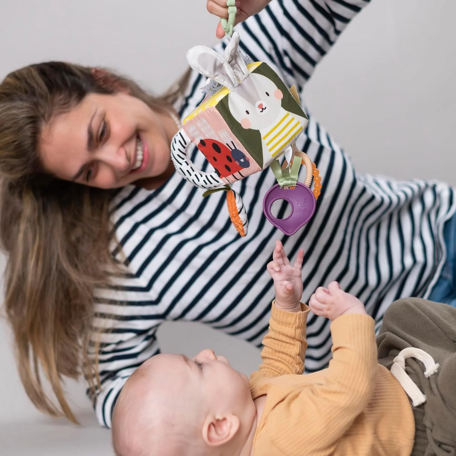 مکعب فعالیت باغ شهری تاف تویز، اسباب بازی حسی آویز نوزاد. شامل دندان گیر، آینه ایمن کودک، دسته بالشتکی، زنگ صدادار. گیره برای تخت نوزاد، کالسکه یا صندلی ماشین. مناسب برای پسران و دختران 0 ماه به بالا