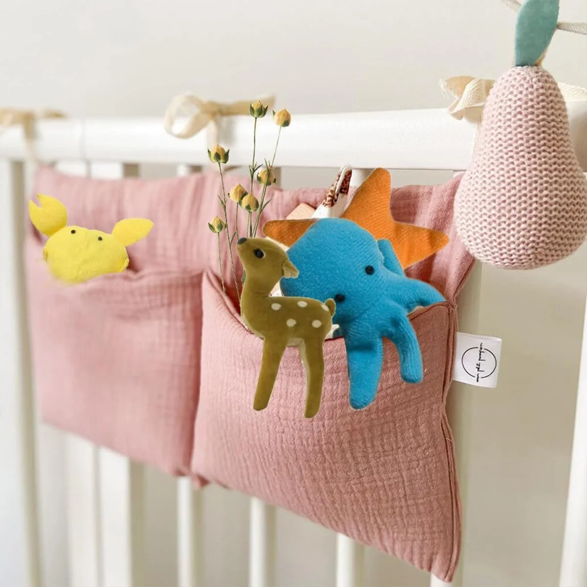 ارگانایزر تخت نوزاد، ارگانایزر میز تعویض، ارگانایزر تخت نوزاد با جیب های دوتایی، جای پوشک نوزاد، ارگانایزر آویز لباس، کیف نگهداری تخت نوزاد برای پوشک، اسباب بازی، لباس (صورتی)