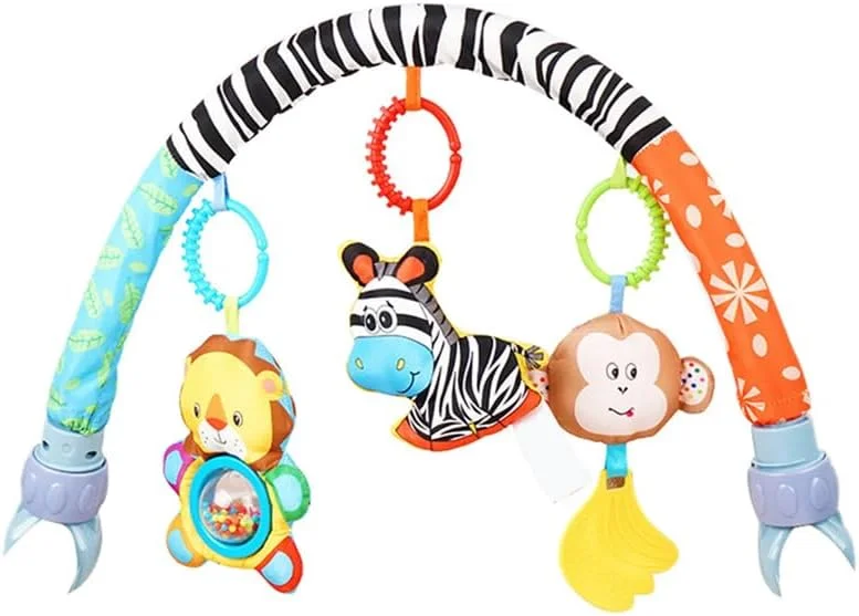 میله اسباب بازی کالسکه کودک AMERTEER | اسباب بازی های حسی آویز برای نی نی لای لای و قوس کالسکه | قوس حیوانات پارچه ای نرم 3 تکه با جغجغه، جعبه موسیقی و بی بی | بازی مسافرتی نوزاد برای رشد حرکتی (L70cm,H24cm)