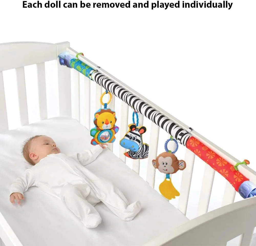 میله اسباب بازی کالسکه کودک AMERTEER | اسباب بازی های حسی آویز برای نی نی لای لای و قوس کالسکه | قوس حیوانات پارچه ای نرم 3 تکه با جغجغه، جعبه موسیقی و بی بی | بازی مسافرتی نوزاد برای رشد حرکتی (L70cm,H24cm)