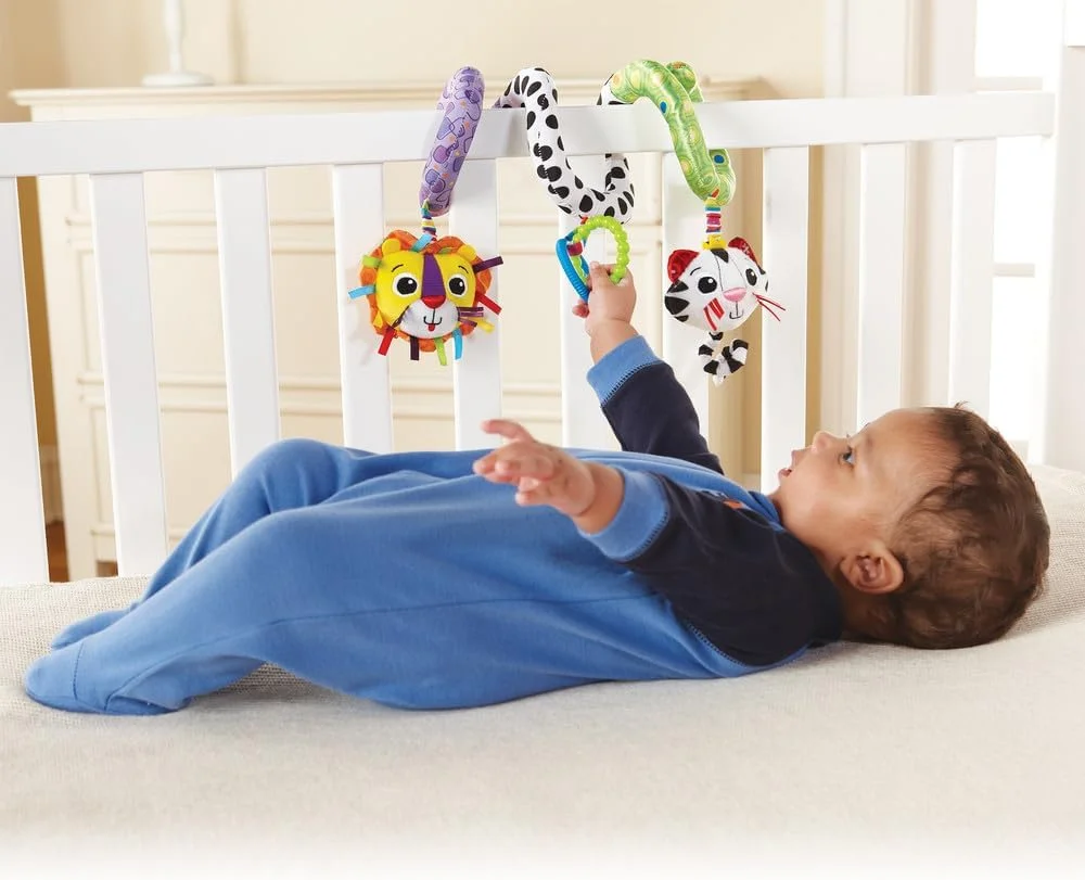 اسباب بازی فنری فعالیت Lamaze - اسباب بازی دورپیچ کالسکه با آویزهای شخصیت دار، صداهای خش خش و دندان گیر - بازی حسی 0+ ماه