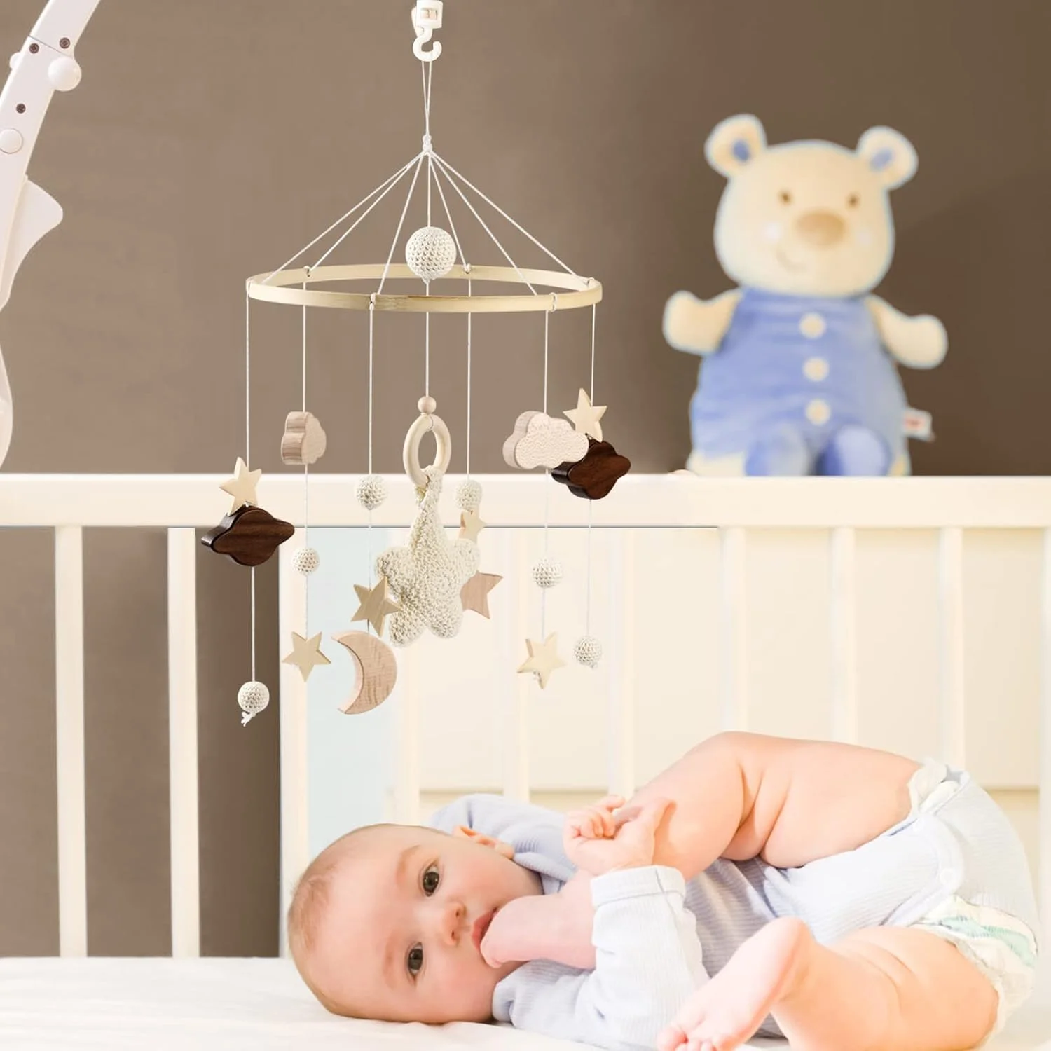 آویز تخت نوزاد، آویز موزیکال تخت نوزاد با طرح ابرها، ماه، ستاره و توپ های نمدی، آویز تخت کودک، آویز چوبی دست ساز، اسباب بازی تخت نوزاد، آویز تزئینی تخت خواب کودک، هدیه برای نوزادان دختر و پسر