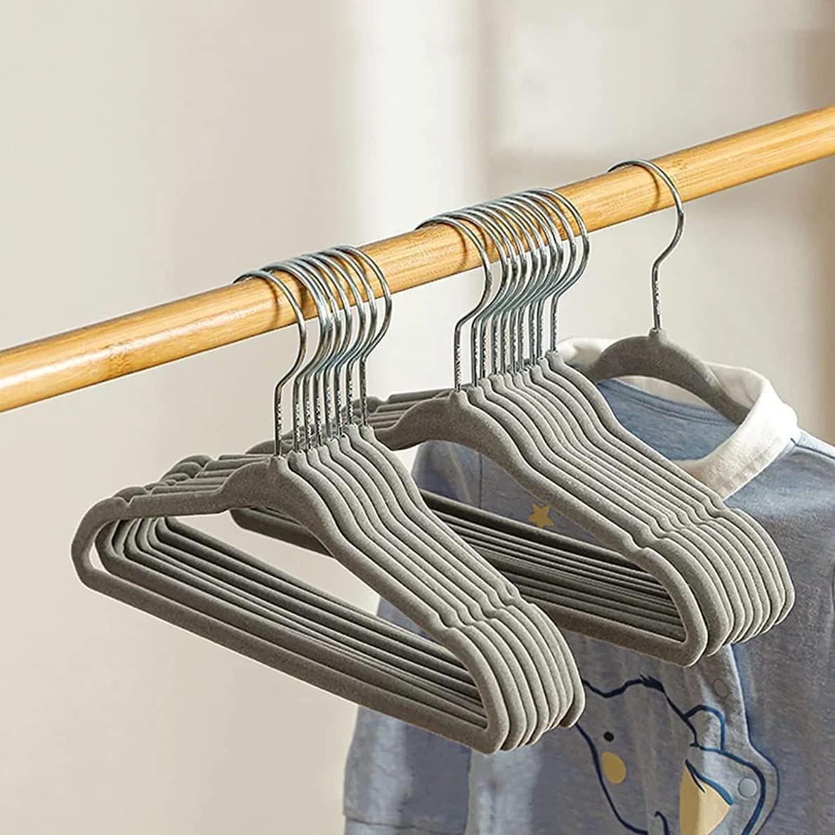 چوب لباسی مخملی بچه گانه، بسته 50 عددی، سازمان دهنده های فوق العاده نازک برای صرفه جویی در فضا، چوب لباسی های ضد لغزش برای نوزادان، کودکان نوپا و بچه ها (خاکستری)