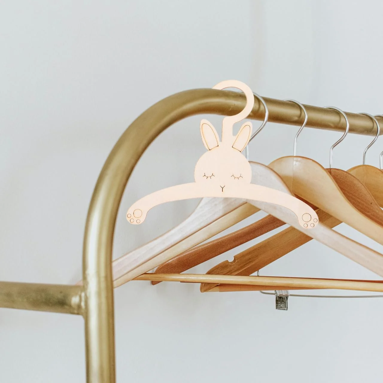 آویز لباس چوبی طرح خرگوش، مناسب برای اتاق کودک، بسته 5 عددی، مناسب برای نگهداری و مرتب سازی لباس کودکان