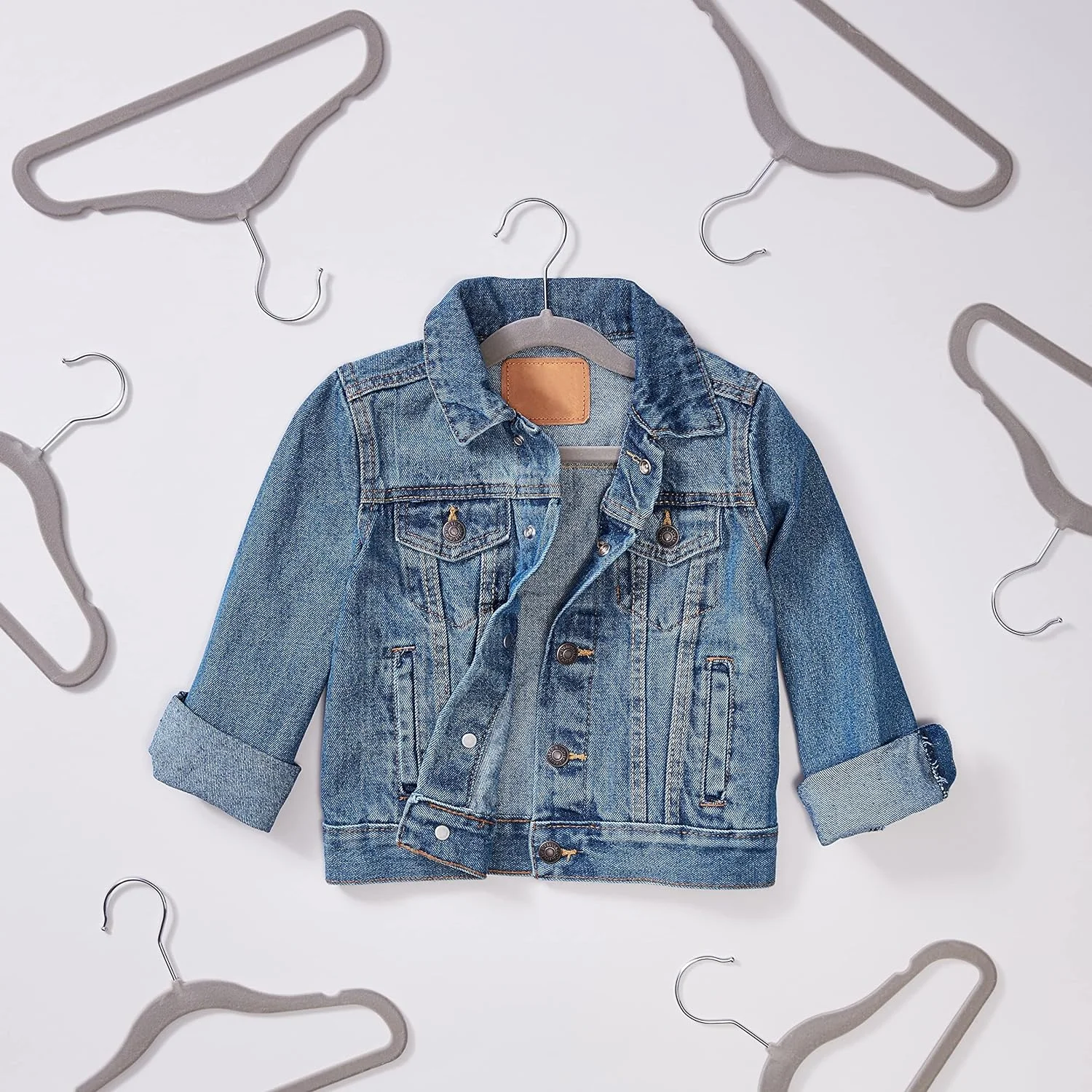 چوب لباسی مخملی ضد لغزش آمازون بیسیکس مخصوص نوزادان و کودکان نوپا، 29.4 سانتی متر، بسته 50 عددی، خاکستری