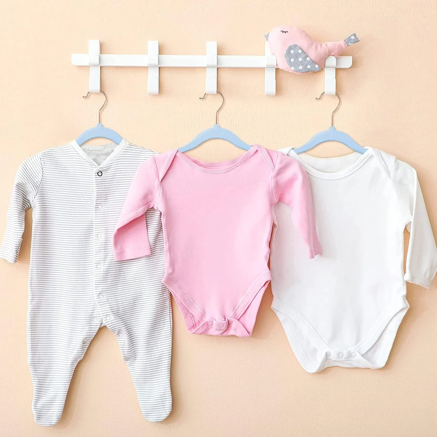 آویز لباس مخملی بچه گانه رِد دات گیفت بسته 15 عددی، 28 سانتی متر - آویز لباس کودک ضد لغزش با قلاب چرخان کرومی 360 درجه (آبی روشن)