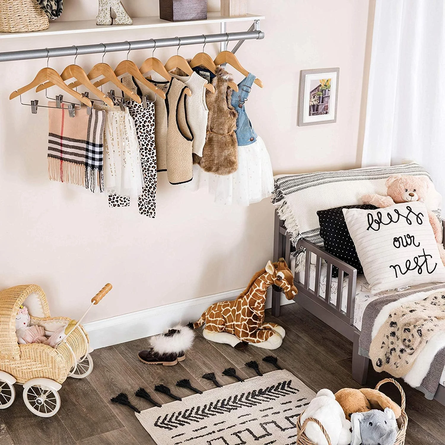 چوب لباسی چوبی با کیفیت بالا برای کودکان/نوزادان به همراه گیره (بسته 10 عددی) - چوب لباسی صاف و بادوام برای نوزاد/چوب لباسی اتاق کودک - 12.5 اینچ - قلاب 360 درجه و شکاف های برش خورده - چوب لباسی عالی برای دامن، شلوار و لباس کودک