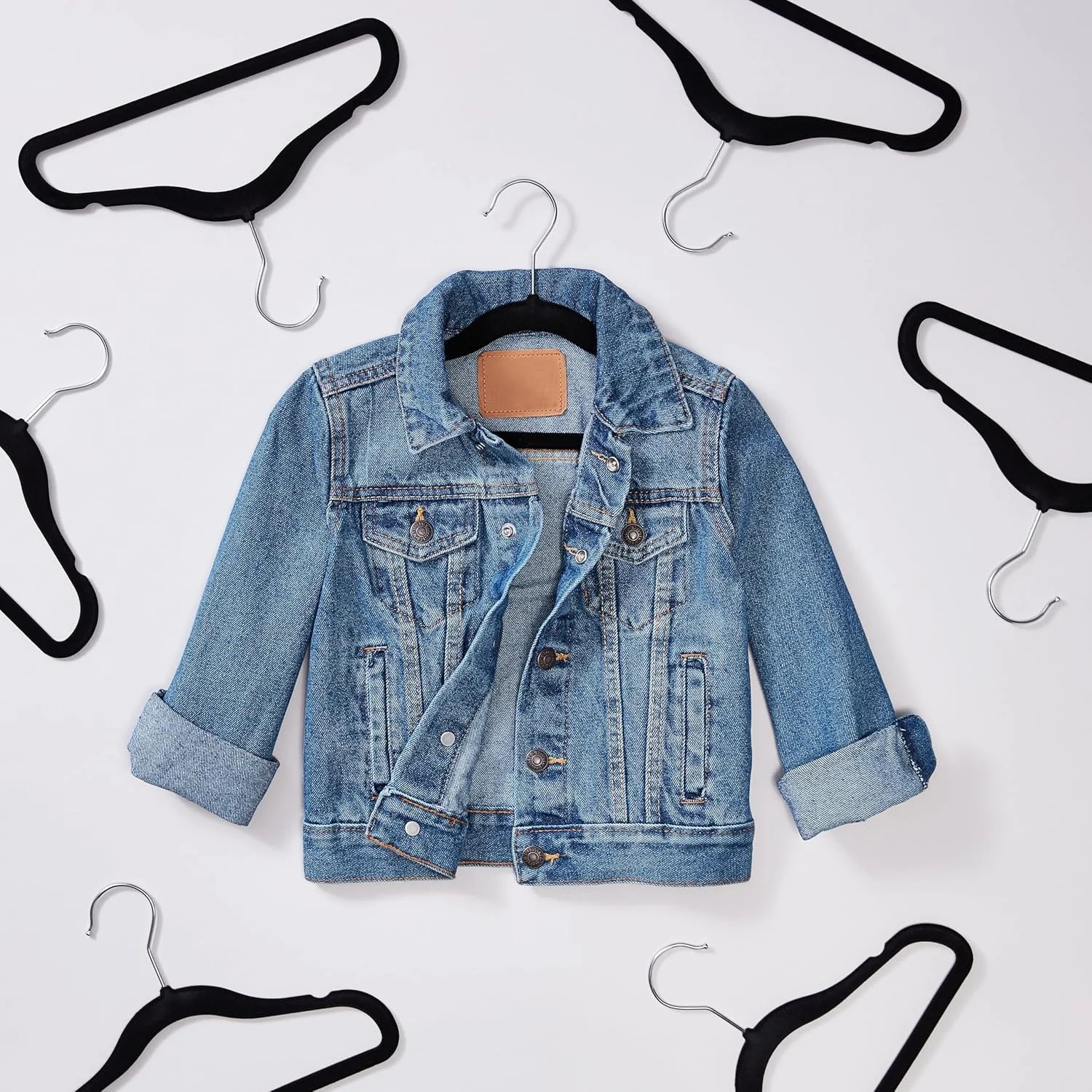 چوب لباسی مخملی بچه گانه آمازون بیسیکس، ضد لغزش، مناسب نوزاد و کودک نوپا، 29.5 سانتی متر (مناسب لباس کودک)، بسته 50 عددی، مشکی