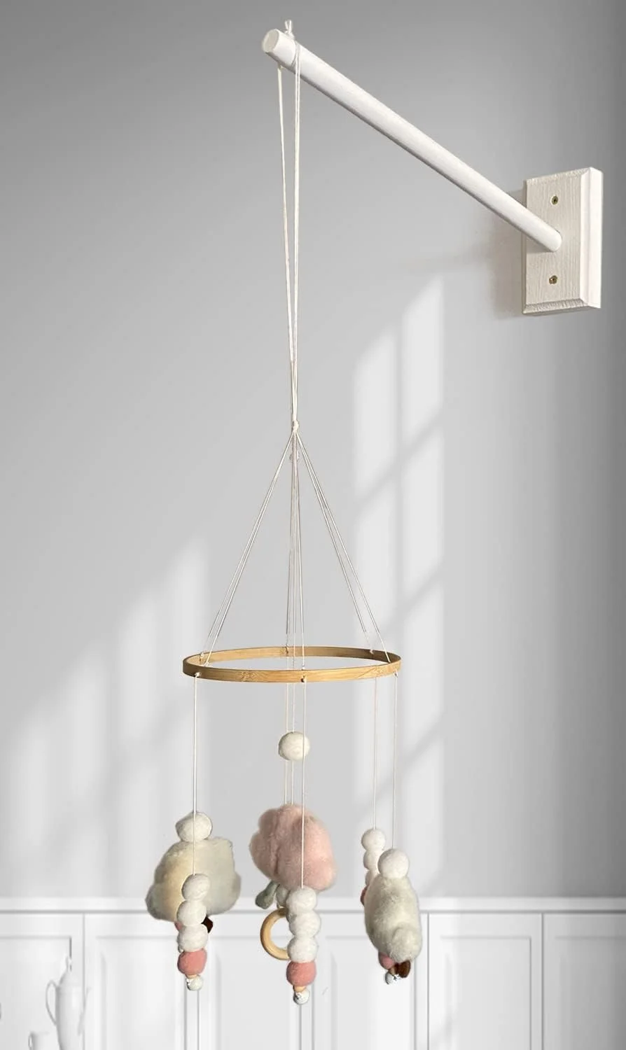 بازوی چوبی موبایل Tuiiopoli، نصب دیواری، مناسب برای همه تخت های نوزاد، 100% چوب درخت کاج طبیعی، آویز تزئینی اتاق کودک، نگهدارنده ایمن (سفید)