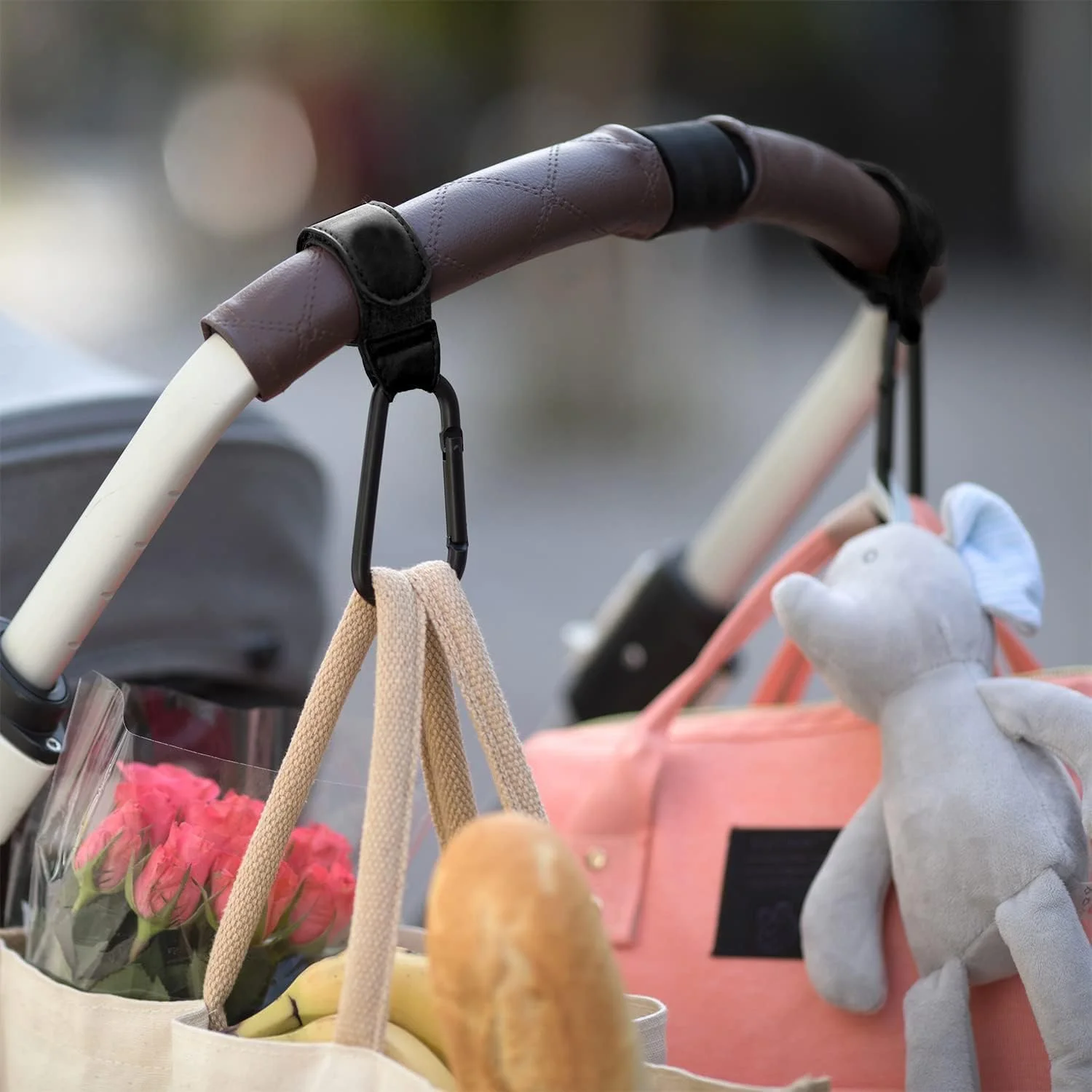 قلاب های کالسکه کودک MAKINGTEC برای آویزان کردن کیف لوازم نوزاد، قلاب های چند منظوره چسبی برای کیسه های خرید مواد غذایی، بندهای قلاب کیف کالسکه چرمی ممتاز (2 عدد، مشکی)