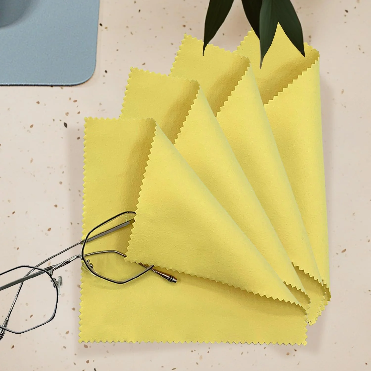 بسته چهارتایی دستمال نظافت میکروفایبر ممتاز - تراکم بالا، فوق العاده نرم، بدون ایجاد خط و خش - مناسب برای تمیز کردن عینک، تلفن، صفحه نمایش و موارد دیگر