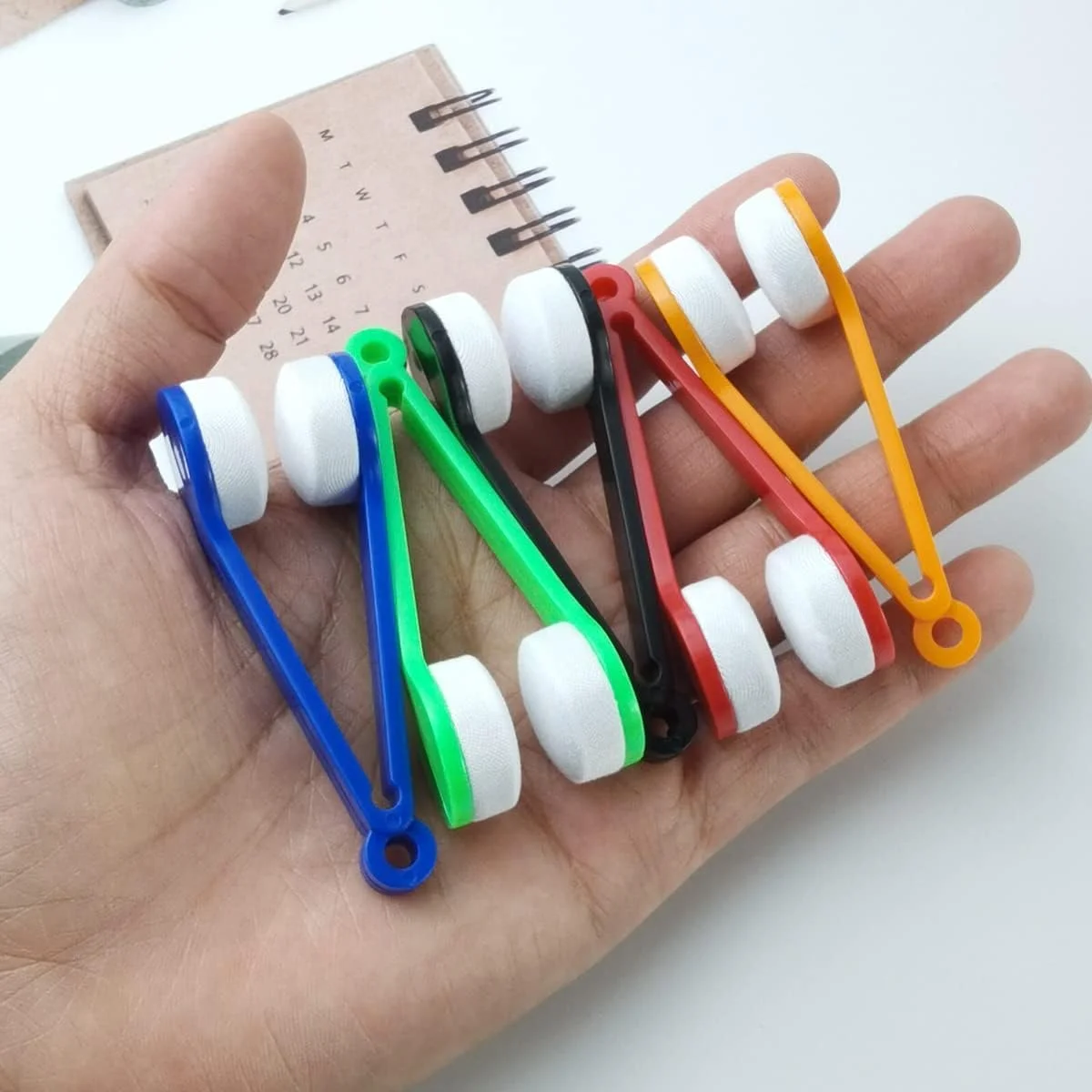 مجموعه مینی تمیز کننده عینک، گیره های تمیز کننده عینک میکروفیبر با برس نرم، ابزار تمیز کننده قابل حمل برای عینک آفتابی، صفحه نمایش و لنزها، ضد الکتریسیته ساکن، بدون خش (20 عدد، 5 رنگ) مجموعه مینی تمیز کننده عینک، گیره های تمیز کننده عینک میکروفیبر با برس نرم، ابزار تمیز کننده قابل حمل برای عینک آفتابی، صفحه نمایش و لنزها، ضد الکتریسیته ساکن، بدون خش (20 عدد، 5 رنگ)