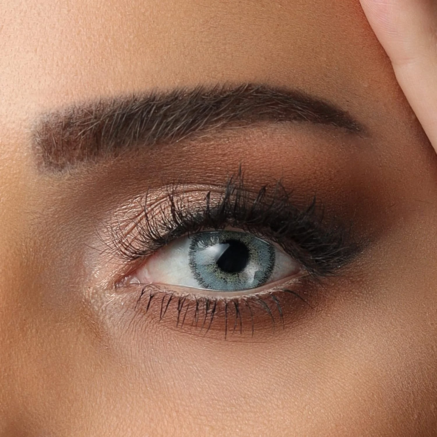 لنزهای اِوا (مجموعه آبی، رنگ: آبی فریبنده) - لنزهای رنگی بدون نمره - جلوه طبیعی و مناسب برای همه