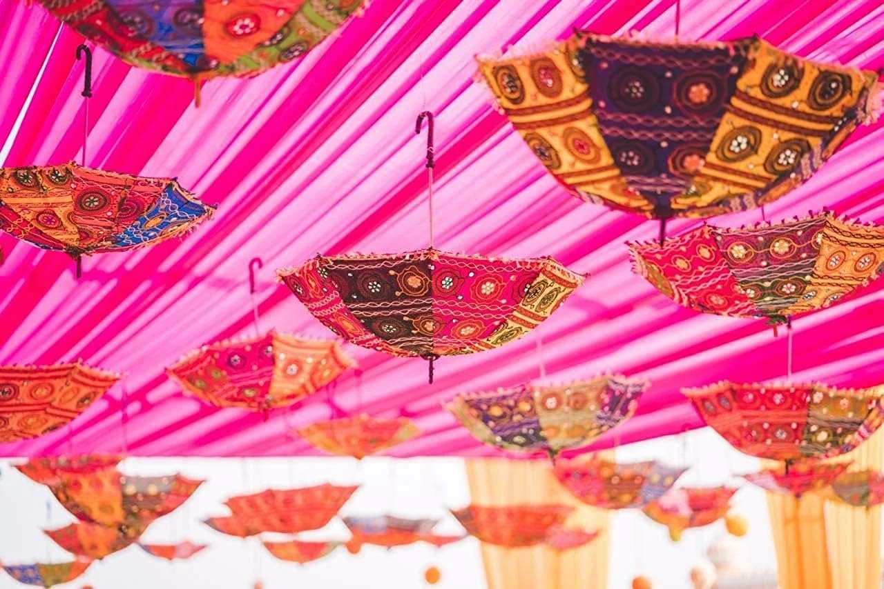 چتر دست‌ساز راجستانی با گلدوزی پارچه‌ای QUESERA (چند رنگ و متنوع)، مناسب دکوراسیون، تم‌ها، عکاسی، جشن، مهمانی، مراسم و غیره.