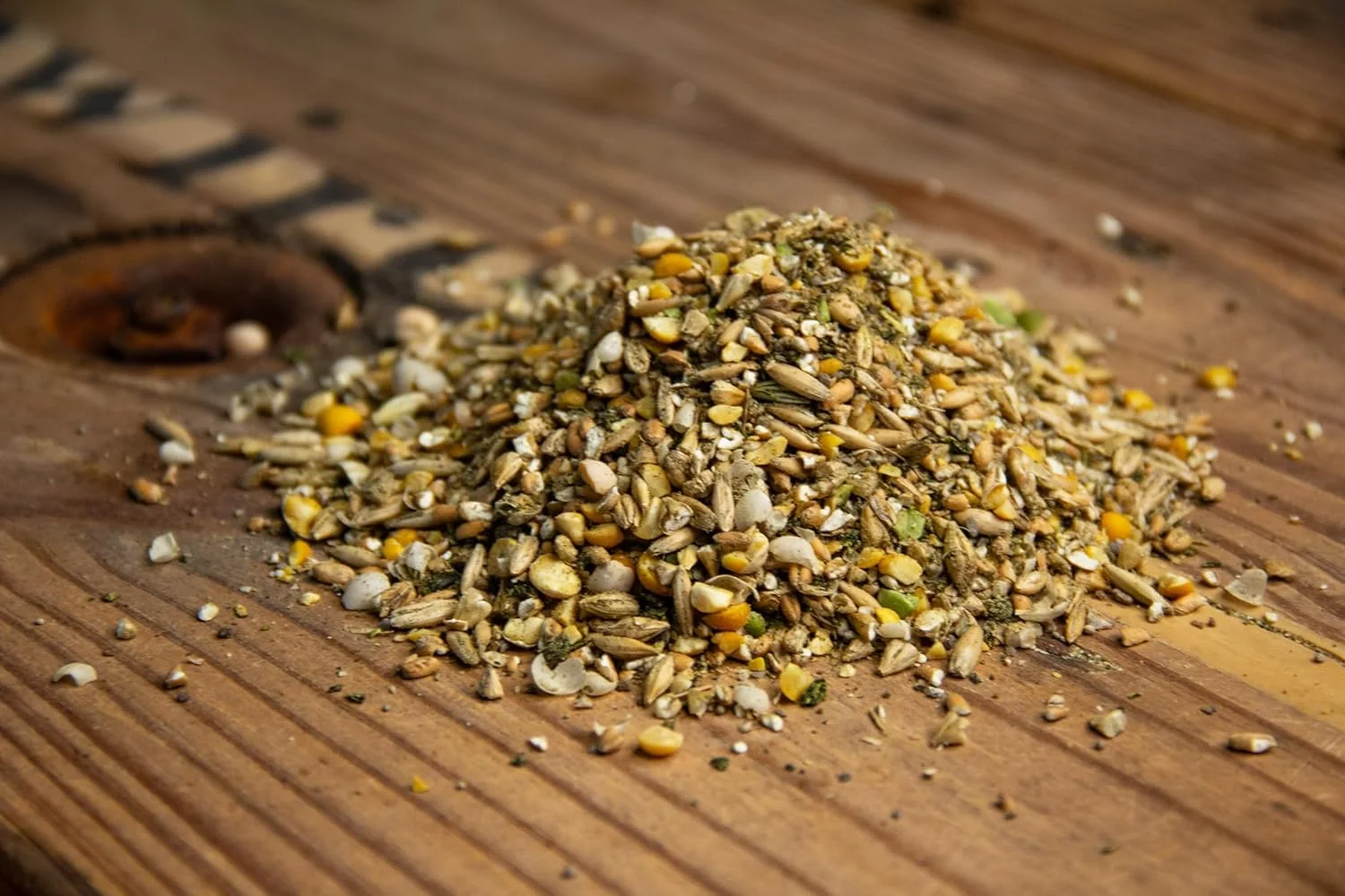 خوراک کامل مرغ تخمگذار ارگانیک حاوی روغن زیتون | بدون ذرت و سویا | ۱۷% پروتئین | خوراک مرغ با امگا 3 بالا | غذای ارگانیک برای تخم مرغ و مرغ سالم | بسته 40 پوندی