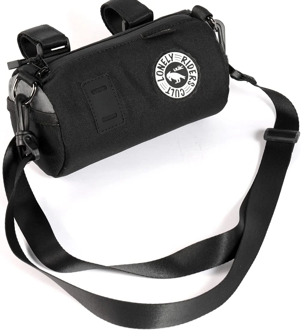 کیف کورسیه Neo Porter ULAC، طراحی شده برای رفت و آمدهای شهری، یک کیف جادار و در عین حال سبک (2.7 لیتر) است که برای سفرهای دوچرخه سواری مناسب است. تمام وسایل ضروری شما مانند ابزار چندکاره، تنقلات و حتی بادگیر را در خود جای می دهد. علاوه بر این، سوراخ های جلویی چراغ های دوچرخه و عینک آفتابی شما را در خود جای می دهند و ما یک کارابین کاربردی را برای کاربردهای متنوع ادغام کرده ایم. دارای بند شانه برای حمل آسان است. Neo Porter Coursier از پارچه / زیپ فنی مقاوم در برابر آب برای تمام شرایط آب و هوایی و جاده استفاده می کند. مانند تمام مجموعه کیف های ما، Neo Porter Coursier دارای 2 چسب و 1 بند چند منظوره برای تثبیت بیشتر است.