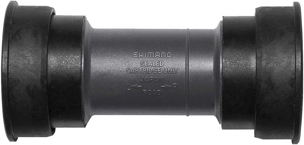 کابل الکتریکی شیمانو EW-SD50 Di2 E-Tube برای اتصال قطعات STEPS و DI2 استفاده می شود، برق آنها را تامین می کند و سیگنال های تعاملی را انتقال می دهد. این کابل ضد آب و هوا است. اتصال به پورت های E-Tube مربوطه از طریق Plug and Play بسیار آسان است، فقط آن را وصل کنید و تمام. به لطف اتصالات Plug and Play پلتفرم E-TUBE و اتصالات بی سیم D-FLY، بررسی وضعیت سیستم و اعمال تنظیمات سفارشی برای قطعات DI2 و Shimano Steps با استفاده از رایانه شخصی، تبلت یا تلفن هوشمند آسان تر از همیشه است. عملکردهایی مانند Shimano Synchronized Shift را می توان به صورت بی سیم از طریق بلوتوث در حین رانندگی تنظیم کرد. یک بررسی خودکار برای به روز رسانی سیستم عامل در هر راه اندازی انجام می شود تا اطمینان حاصل شود که همه قطعات آخرین نسخه را اجرا می کنند. برنامه های رایانه شخصی، تلفن هوشمند و تبلت تشخیص سریع خطا را تسهیل می کنند و روند تعمیر را ساده می کنند. پیاده سازی بصری زیبا از داده های سواری در زمان واقعی Shimano Steps در تلفن هوشمند شما. طراحی ویژه برای همه شرایط آب و هوایی ضد زنگ، کشش و مقاوم در برابر یخ زدگی است. موجود در طول 200 میلی متر و در رنگ مشکی موجود است.