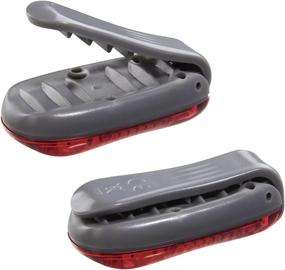 ست دو عددی گیره ایمنی LED هاما (دارای باتری، حالت های نور ثابت یا چشمک زن، ایده آل برای دوندگان، دانش آموزان، دوچرخه سواران) قرمز