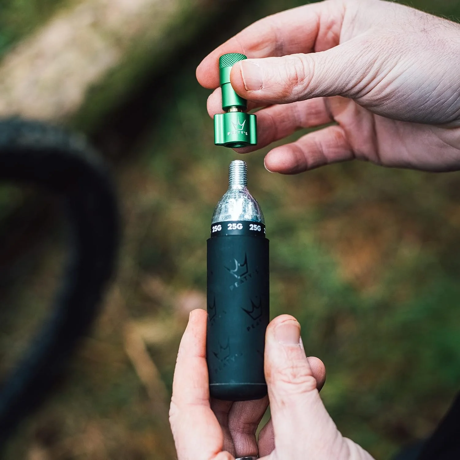 تلمبه CO2 پیتیز HOLESHOT مناسب دوچرخه کوهستان 25 گرمی - مشکی