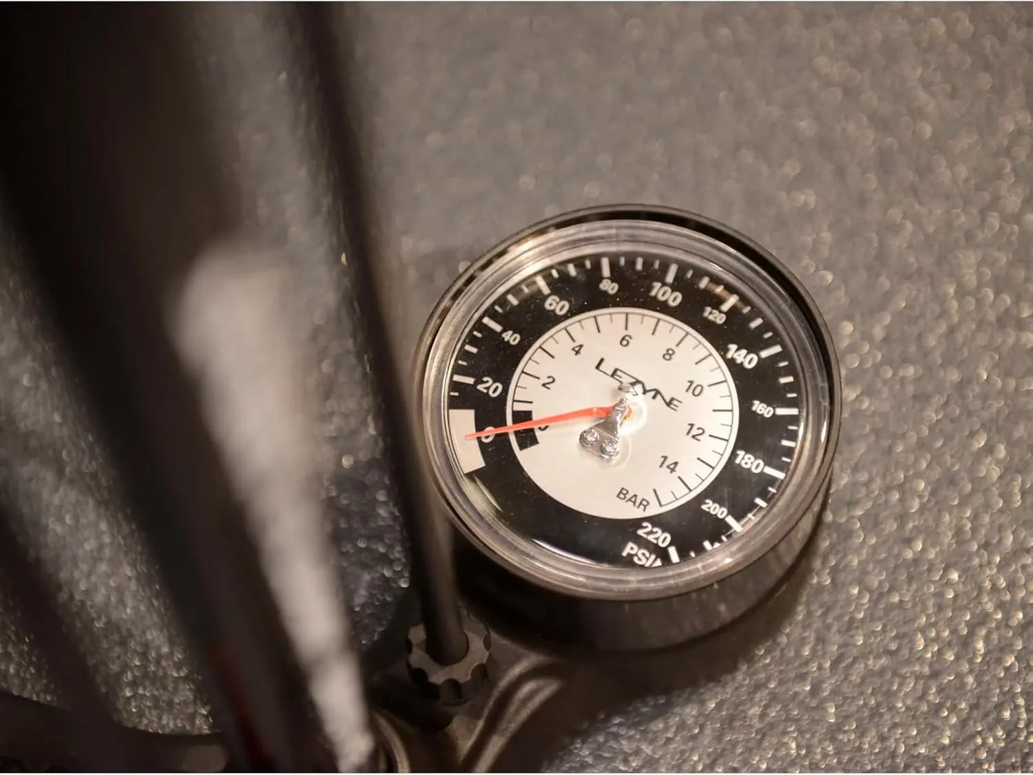 پمپ باد ایستاده دوچرخه LEZYNE Sport Floor Drive 3.5 با گیج آنالوگ 3.5 اینچی - پمپ باد مقاوم 220 PSI برای دوچرخه های کورسی/پیست - مناسب برای والف های پرستا/شردر - دارای سری ABS-1 Pro Chuck یا Dual Valve