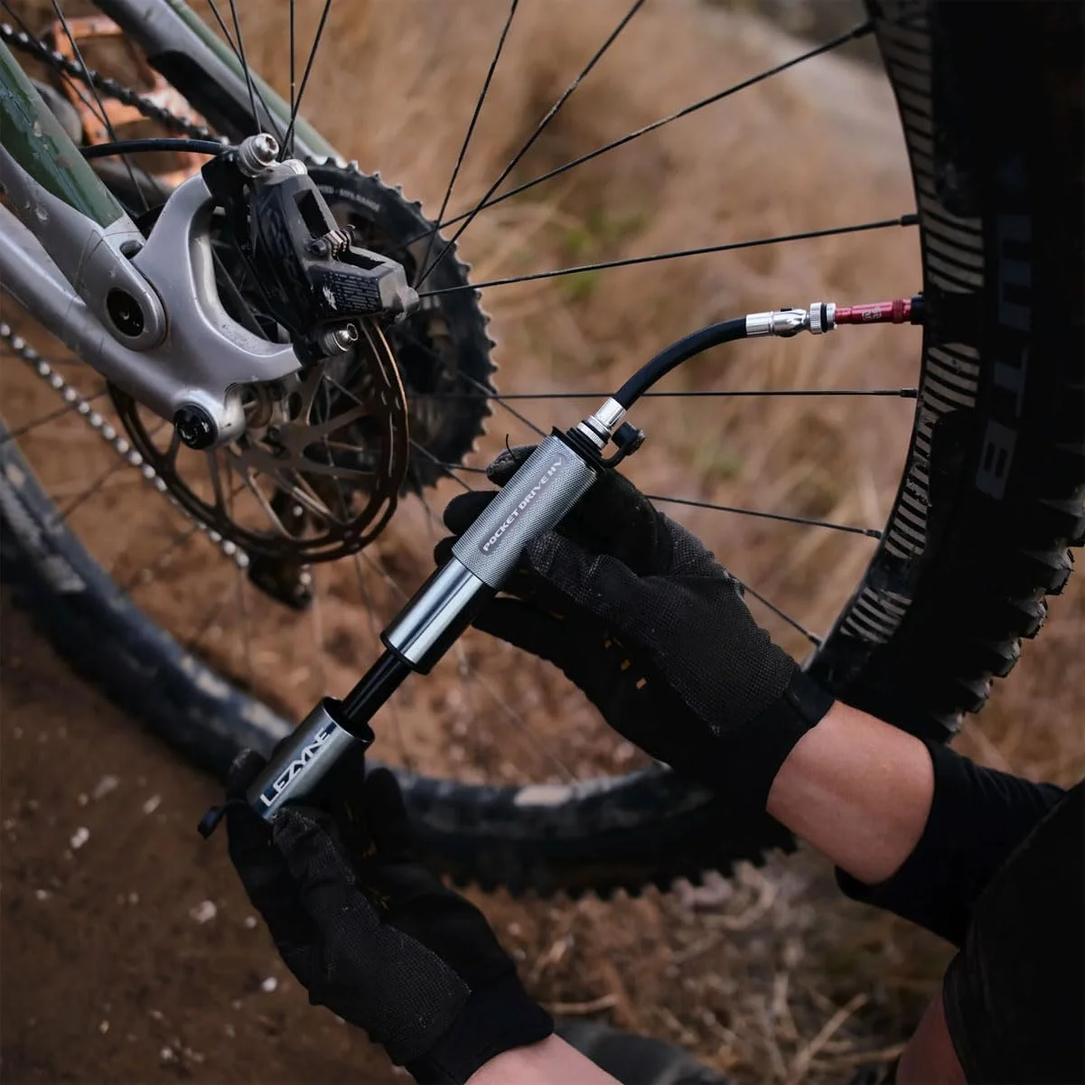 تلمبه دستی کوچک دوچرخه LEZYNE Pocket Drive HV، حجم بالا 90 PSI، سازگار با Presta و Schrader، آلومینیوم CNC، قابل حمل